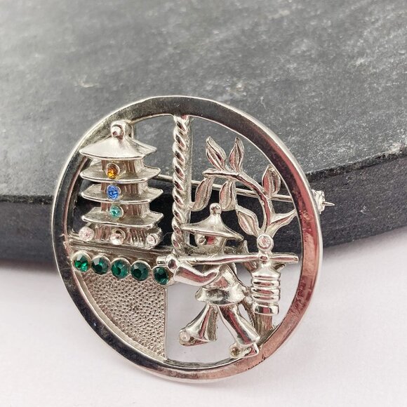 VINTAGE Silver tone metal and green rhinestone Asian scene brooch ~ c. 1950s pin - Picture 7 of 10